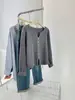 Suéter de punto de cuello en V color albaricoque, hombro normal, corte recto para mujer, nuevo estilo otoño e invierno 2026, top de punto para mujeres petite, se puede usar como capa interior o solo