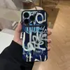 Funda de Teléfono Artística de Nicho Graffiti Adecuada para iPhone 16, Funda Blanda a Prueba de Golpes para Apple 17 Pro Max con Fondo Azul y Texto Blanco