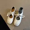 Zapatos Blancos Versátiles para Mujer Primavera 2026 Nuevos Zapatos de Encaje Hueco con Cordones Zapatos Planos Retro de Punta Cuadrada Cómodos Zapatos Mary Jane