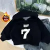 Conjunto de moletom forrado com fleece para meninos outono e inverno 2026 novo conjunto infantil de duas peças com top estampado estilo coreano e calça jeans da moda