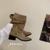 Botines de Tacón Grueso con Punta Fina y Tira Metálica de Gamuza Estilo Retro para Mujer 2025 Nuevas Botas de Moda Versátiles para Primavera y Otoño