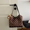 Bolsa de mão retrô com bolinhas para mulheres, nova bolsa de ombro casual para o outono/inverno de 2026, grande capacidade, bolsa tote versátil