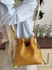 Bolsa de mão trançada de alta costura estilo coreano, novo modelo de verão 2026, elegante e simples, adequada para o trabalho e para ir ao trabalho, bolsa de ombro e transversal
