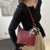 Bolsa de ombro pequena popular deste ano para mulheres 2024 verão nova bolsa de balde doce textura ocidental bolsa de mensageiro nas axilas