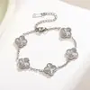 Pulsera de acero de titanio chapada en oro de 18k, de cuatro hojas, lisa, de moda, de venta caliente, con nácar de doble cara, fábrica de joyería de alta gama para mujer