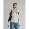 Camiseta de punto de manga larga a rayas de color contrastante, camiseta básica para mujer, nuevo modelo de principios de otoño 2026, top blanco de cuello semiabierto