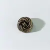 Casaco Suéter Tweed Vintage Espiral Metálico Alto com Botões e Fivela Decorativa Redonda