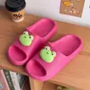 Pantuflas de suela gruesa para mujer para uso doméstico en verano, decoraciones de zapatos DIY, sandalias de moda antideslizantes resistentes al desgaste de dibujos animados para parejas en interiores para el baño
