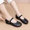 Sapatos Femininos Moda Retrô para Meia-Idade e Idosos 2026 Estilo Novo Primavera e Verão Couro Macio Solado Macio Vazado Respirável Sapatos Pequenos de Couro