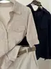 Camisa polo clássica elegante e confortável de manga curta, feita de linho de liocel, com bolsos e tecido de malha respirável.
