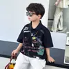 Conjunto de Verão com Manga Curta para Meninos 2026 Nova Polo Estilosa Estilo de Rua para Crianças Maiores, Roupa Leve de Verão para Meninos