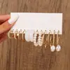 Nova moda joias de cruzamento europeias e americanas: Brincos de argola torcidos em forma de coração com pérolas de imitação, um conjunto de 6 pares de brincos versáteis em forma de C para mulheres