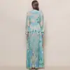Foto Real de um Vestido Vintage Estilo Corte para Mulheres com Cintura de Amarração, Decote V, Mangas Bufantes, Estampa e Saia Ampla Evasê