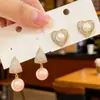 Brincos de Pérola Totalmente Cravejados de Diamante Brilhante Super Leve de Luxo Banhados a Ouro Real Novo Design Tendência de Nicho Brincos de Tarraxa com Coração Microincrustado Venda por Atacado