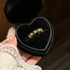 Nuevo anillo de cobre estilo europeo y americano con incrustaciones completas de diamantes, diseño abierto ajustable, moderno y de alta gama, popular en redes sociales, adecuado para el dedo índice