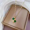 [Acero de Titanio] Lujo Ligero Flor de Cuatro Pétalos con Microincrustaciones de Circonita Esmeralda y Diamantes Completos Colgante Chapado en Cobre Dorado Estilo ins
