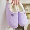 Chinelos de inverno femininos de algodão com forro de pelúcia, calcanhar fechado, confortáveis para uso doméstico, chinelos de pelúcia para ambientes internos para casais, chinelos de algodão quentes de inverno para homens