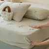 Lençol de baixo com bordado vazado de veludo de leite espessado, peça única, capa de cama de veludo coral de inverno, protetor de colchão com veludo extra, conjunto de três peças