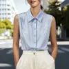 Camisa sem mangas listrada azul clara para mulheres, com um elegante colarinho de lapela e design de botões de pérola, um top simples e versátil para o dia a dia.