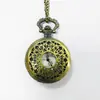 Venta al por mayor del fabricante Tapa abatible hueca retro Reloj de bolsillo Creativo Reloj para hombre y mujer Estudiante Reloj de cuarzo Reloj para colgar para ancianos Esfera grande