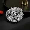Broche de Lujo Ligero y de Alta Gama Estilo Palacio de Perla de Agua Dulce y Corindón Rojo con Forma de Hoja con un Diseño de Moda como Accesorio Floral