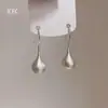 Metal escovado pequena orelha de feijão de prata 2025 nova popular outono e inverno brincos de alto design brincos de temperamento nicho mulheres