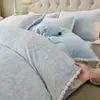 Conjunto de lujo de 4 piezas de terciopelo de leche tridimensional en relieve de grado A para maternidad, engrosado para abrigar en invierno, con ropa de cama de encaje con borlas