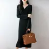 Vestido de punto de lana pura para mujer, nuevo otoño e invierno, cuello en V, manga acampanada, ajustado, bodycon, vestido suéter de longitud media