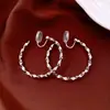 Pendientes Facetados Retorcidos Geométricos de Aguja Plateada Pendientes Simples de Gama Alta Europeos y Americanos Diseño Personalizado Pendientes de Moda Versátiles para Mujer
