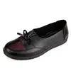 Zapatos de madre de cuero suave, suela suave, planos, resistentes al desgaste, impermeables, con lazo, zapatos de trabajo, grupo de compra de microempresa, venta al por mayor de una generación