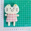 Novo Tecido Cartoon Xadrez Gatinho Pingente para Bolsa DIY Acessórios Broche Acessórios de Vestuário para Chapéus, Sapatos, Meias e Roupas
