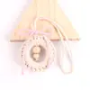Colgante de Anillo de Madera Tejido de Color Accesorios para Mochila Escolar Venta al por Mayor Colgante de Anillo de Madera Colgante de Hilo de Algodón Juguete de Confort Colgante para Cochecito de Bebé