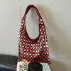 Bolsa 2025 Nova Bolsa Feminina Moda Europeia e Americana Bolsa de Ombro Design de Nicho Bolinhas Rebite Bolsa de Braço de Alta Qualidade