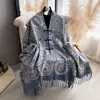 Nuevo Chal Estilo Chino con Cierre de Botón, Elegante y Versátil, Adecuado para Usar sobre un Qipao, Bufanda Larga con Patrón Jacquard Cachemir, Bufanda Cálida para Viaje