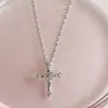 Nuevo Collar Cruzado de Diseño Francés 2026 para Mujer, Cadena para Clavícula con Colgante de Flor Pequeña Estilo Suave de Lujo Discreto