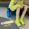 Nuevos calcetines infantiles de otoño 2023 al por mayor calcetines de moda de otoño e invierno calcetines de longitud media para pantorrilla para niños y niñas calcetines deportivos versátiles estilo coreano
