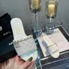 Estilo pequeño y fragante familia C 2025 verano nuevo sandalias de playa al aire libre para mujer chanclas planas de cuero con cadena y diamantes