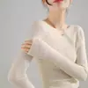 Elegante camisa base de malha cinza texturizada com gola redonda para mulheres, slim-fit e estilosa, adequada para primavera e outono, pode ser usada em camadas como uma blusa interna