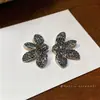Pendientes de flor europeos y americanos transfronterizos con incrustaciones de diamantes, pendientes de personalidad de moda de alta gama de nicho, pendientes simples elegantes de lujo ligero para mujer