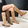 Artículo en stock de Yuanchen~Botas largas de tacón grueso que aumentan la altura 7 cm para mujer, botas de montar de tacón grueso con correa cruzada, botas de pelo de altura media