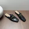 Mules Femininas Abertas Estilo Verão 2026 com Fivela de Metal, Salto Médio, Salto Bloco, Mules de Calçar com Tira