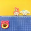 Pegatinas 3D mixtas de Sanrio para refrigerador, accesorios de resina hechos a mano, bolsas pequeñas, accesorios de bricolaje, venta al por mayor