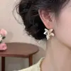 Brincos de verão novos e frescos estilo celebridade da internet coreana estilo ins com flores para mulheres, brincos de pino de pétalas esmaltadas fashion para o trabalho