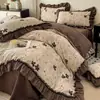 Juego de ropa de cama de cuatro piezas estilo princesa retro francés de algodón lavado y lino para otoño e invierno con nueva funda de edredón de encaje y sábana bajera