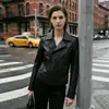Chaqueta de cuero corta estilo biker cool y chic de la calle de Nueva York con charreteras en los hombros, corte ajustado, piel suave mate, chaqueta versátil para mujer