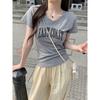 Marca Americana da Moda Decote V Ombro Direito Manga Curta Camiseta para Mulheres 2025 Verão High-End Estilo Ocidental Estampa de Letras Top Slim