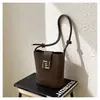 Bolsa de Mão de Moda de Luxo para Mulheres 2025 Nova Elegante Retrô Simples Bolsa Saco de Ombro Transversal de Nicho