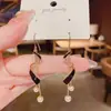 Pendientes largos de estilo coreano, negros, con flecos de perlas en espiral con efecto de goteo de aceite, únicos y versátiles, efecto adelgazante, pendientes de otoño e invierno