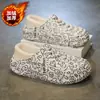Pantuflas de algodón para hombre para invierno, forradas de felpa para mayor calidez, adecuadas para usar en interiores y exteriores, disponibles en tallas grandes, con suelas gruesas, impermeables y antideslizantes, y con un diseño de talón cerrado