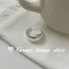 Diseño de Moda Minimalista Coreano Joyería Plateada Brillante Anillo de Plata de Ley S925 con Rayas Verticales Ovaladas Versátil para el Trabajo y Uso de Alta Gama